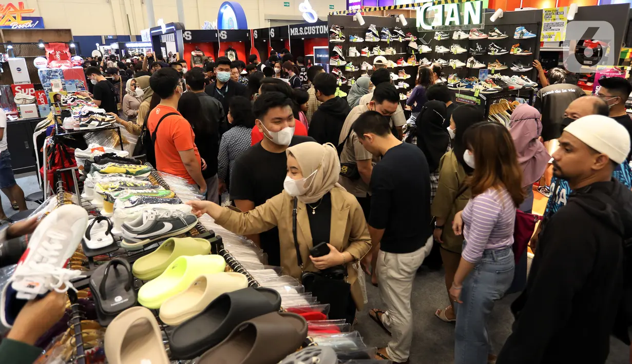 Pengunjung memilih berbagai macam sepatu yang ada pada pameran sneaker dan streetwear berskala internasional Jakarta Sneaker Day (JSD) di ICE BSD City, Tangerang, Banten, Sabtu (25/2/2023). Untuk brand dan reseller lokal ada merk seperti Compass, Cosmonauts, KANKY, Kick Avenue, Never Too Lavish, Parabellum, StayHoops, SEJI, WAKAI, dan masih banyak lainnya. (Liputan6.com/Johan Tallo)