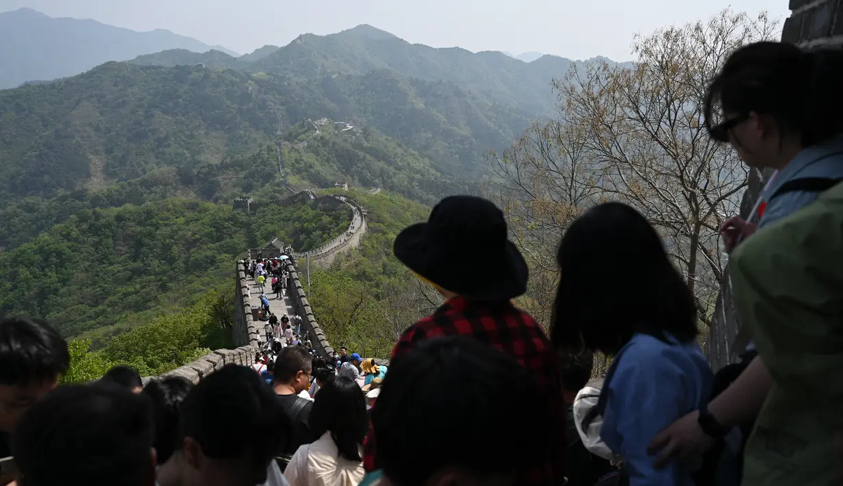 Tiket-tiket ke beberapa tempat wisata populer di Cina hampir habis terjual selama liburan. Tiket untuk Tembok Besar Badaling di Beijing telah terjual habis untuk tanggal 1 dan 2 Mei. (Photo by GREG BAKER / AFP)