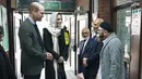 Pangeran William dan sang istri, Kate Middleton, mengunjungi Hayes Muslim Centre yang berada di London, Inggris, Kamis (9/3/2023). Untuk kunjungannya ke pusat Muslim, Middleton membawa tas tangan Grace Han seharga 2.444 dolar AS yang setara Rp37,8 juta. (Arthur Edwards/Pool Photo via AP)