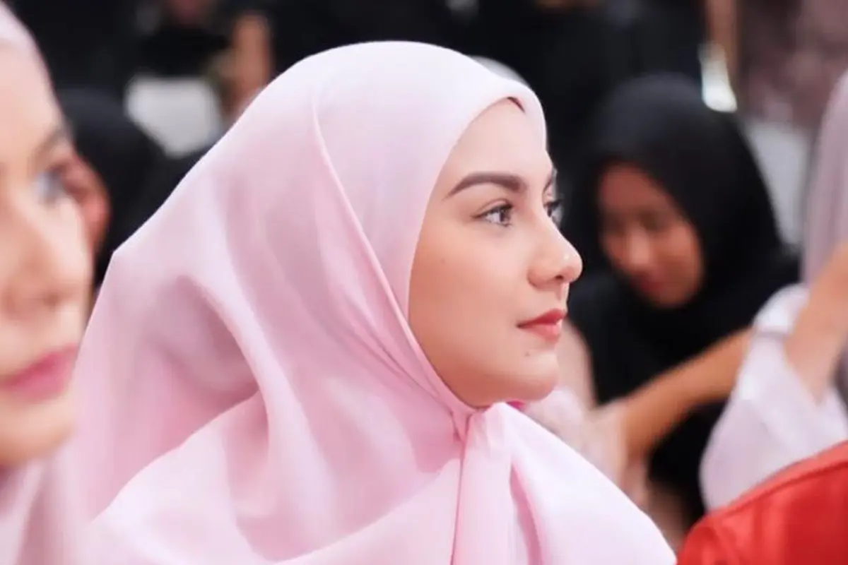 6 Potret Anggunnya Aaliyah Massaid Dibalut Hijab saat Ikut Kajian Islam