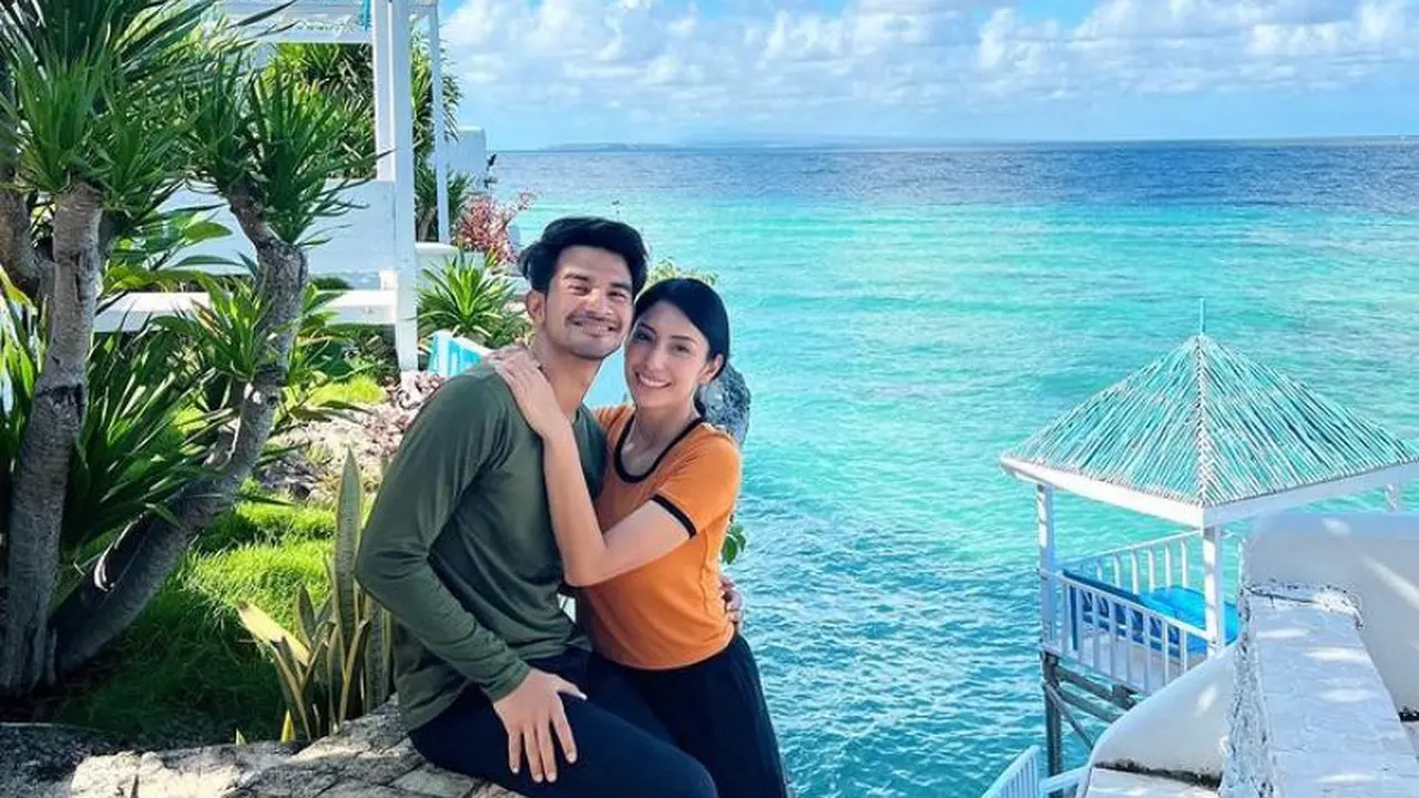 6 Gaya Santai Tyas Mirasih dan Tengku Tezi Liburan Bareng ke Sulawesi, Tampil Kompak dan Serasi
