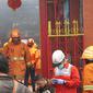 Sejumlah petugas damkar Kota Bandung sedang berupaya memadamkan api yang membakar Vihara Satya Budhi. (Huyogo Simbolon)