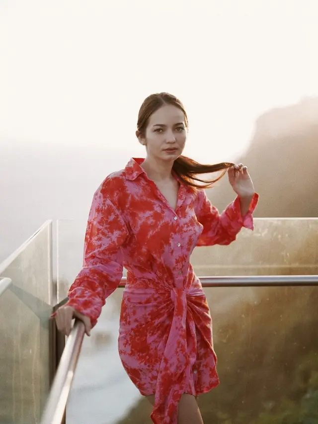 Gaya Enzy Storia Liburan di Bali, Tampil Seksi Pakai Crop Top Hitam