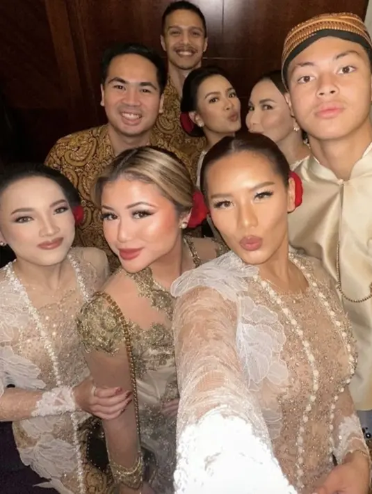 Di hari pernikahan Aaliyah Massaid dan Thariq Halilintarm kehadiran para sibling sjadi sorotan. Mereka tampil memikat dengan kebaya dan makeup menawan. [Foto: Instagram/ Zahwa Massaid]