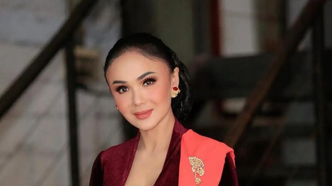 6 Pesona Yuni Shara Berkebaya, Makin Menawan dan Awet Muda di Usia 50 Tahun