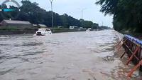 Jalan tol Tangerang-Merak terendam banjir 1 meter dan tidak bisa dilalui kendaraan, sejak Minggu sore, 13 November 2022, sekitar pukul 16.00 wib. (Dok Pjr Bitung)