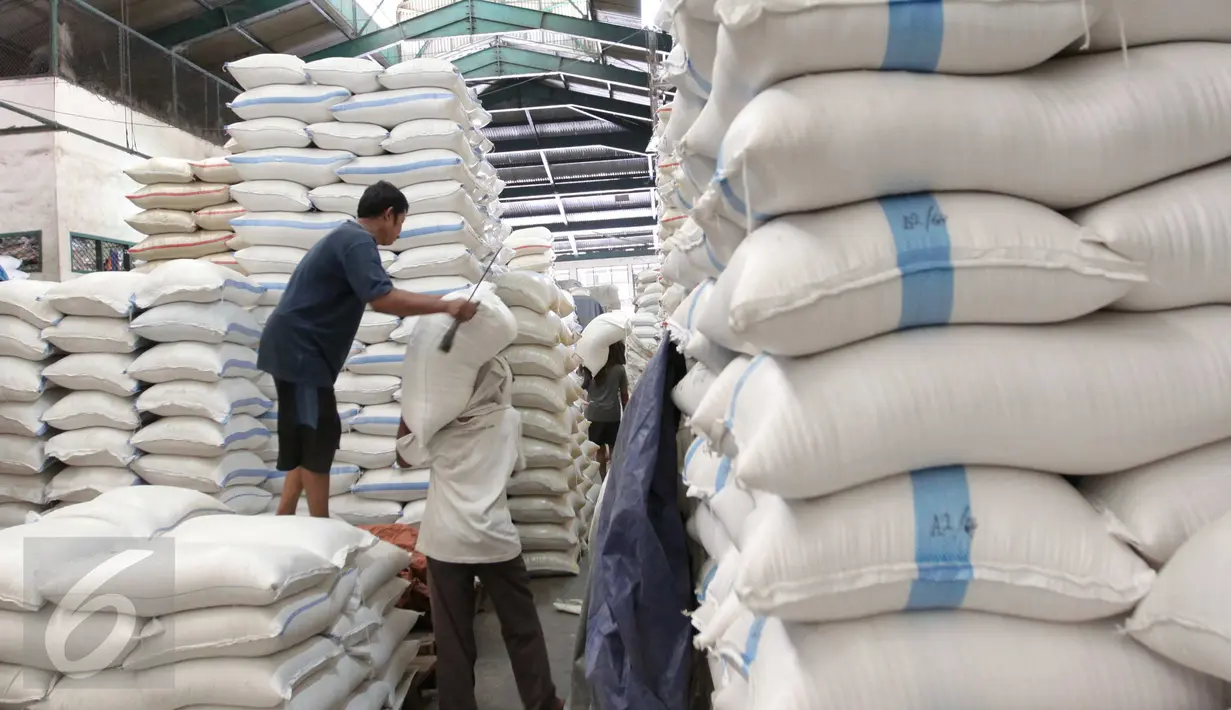 Pekerja tengah memindahkan beras di Pasar Induk Cipinang, Jakarta, Jumat (18/9/2015). Harga beras mengalami kenaikan hingga 14 persen dari harga tahun lalu yang disebabkan oleh melonjaknya biaya produksi mencapai 20 persen. (Liputan6.com/Angga Yuniar)