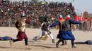 Aktor menggunakan pakaian prajurit kuno saat melakukan reka ulang adegan Pertempuran Karbala yang menewaskan Husain bin Ali, di Sadr City, Baghdad, Irak (12/10). Pertempuran Karbala terjadi pada 10 Muharram 61 H abad ke-7 Masehi. (REUTERS/Ahmed Saad)