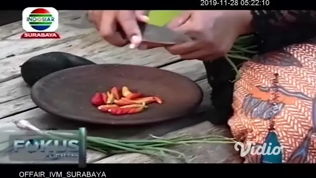 Proses memasaknya sederhana. Sarang tawon berisi ulat-ulatnya itu dipotong-potong dalam lempengan kecil. Lempengan itulah yang dimasukkan ke dalam pincukan daun pisang, sebagaimana layaknya orang membuat pepesan.