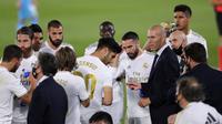 Pelatih Real Madrid Zinedine Zidane berbicara kepada para pemainnya saat menghadapi Valencia pada pertandingan La Liga Spanyol di Estadio Alfredo Di Stefano, Madrid, Spanyol, Kamis (18/6/2020). Real Madrid menang 3-0 lewat dua gol Karim Benzema dan satu gol Marco Asensio. (AP Photo Manu Fernandez)