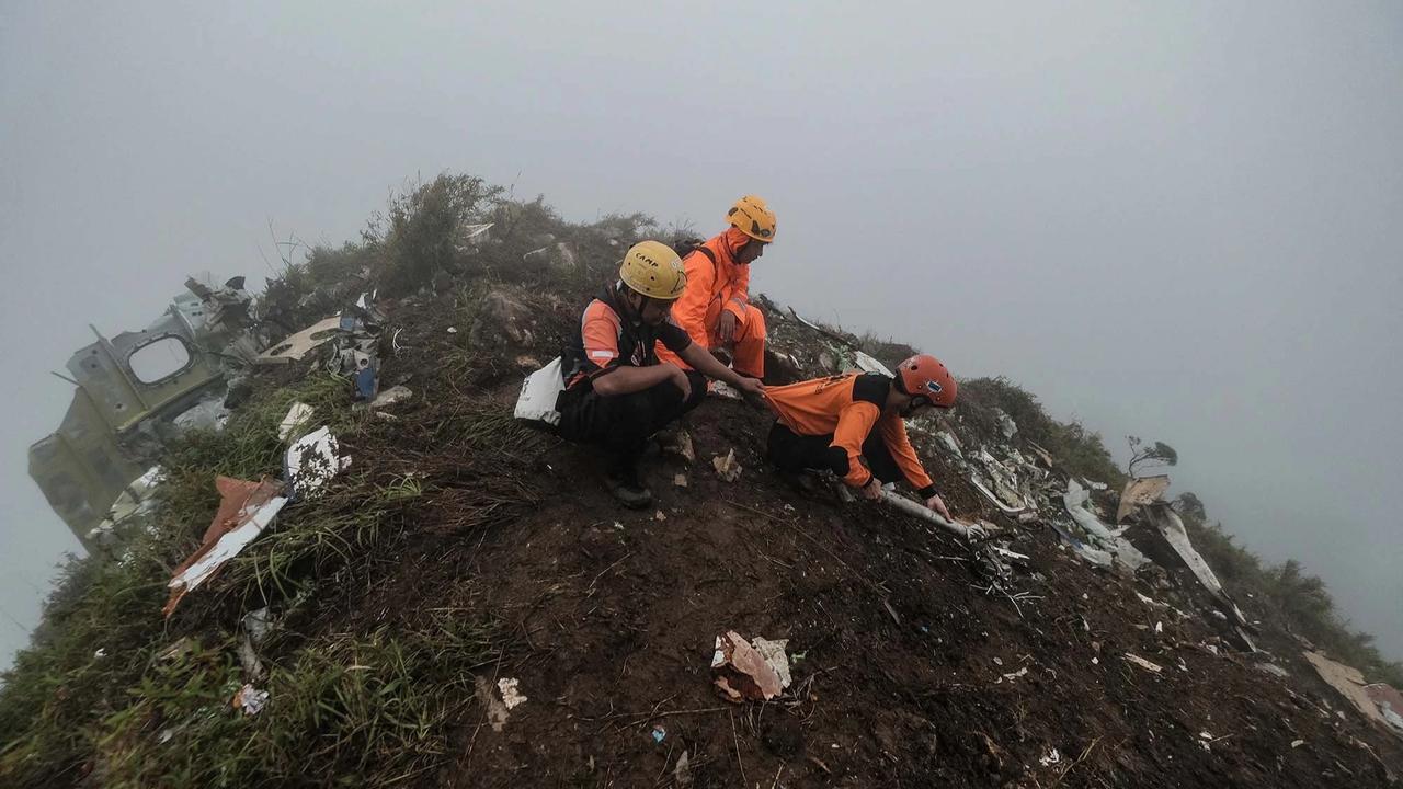 FOTO: Tim  SAR Gabungan Lanjutkan Evakuasi di Lokasi Jatuhnya  Pesawat ATR 400