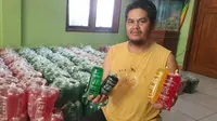 Haji Tatang Hidayat, pemilik produk agar laut merk ‘Jaya Ragit Gumilar’ (RJG), Tarogong Kidul, Garut menunjukan ragam produk agar laut siap edar menjelang Ramadan. (Liputan6.com/Jayadi Supriadin)