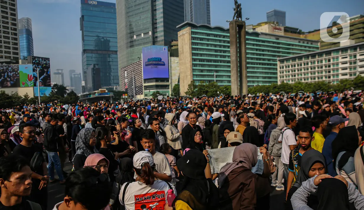 Warga menikmati penampilan Maliq & D’Essentials, sambil berolahraga dan menikmati udara segar Jakarta di pagi hari. (Liputan6.com/Angga Yuniar)