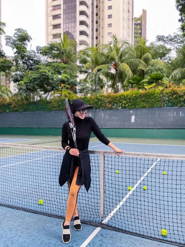Potret Syahrini saat main tenis, penampilan tetap stylish