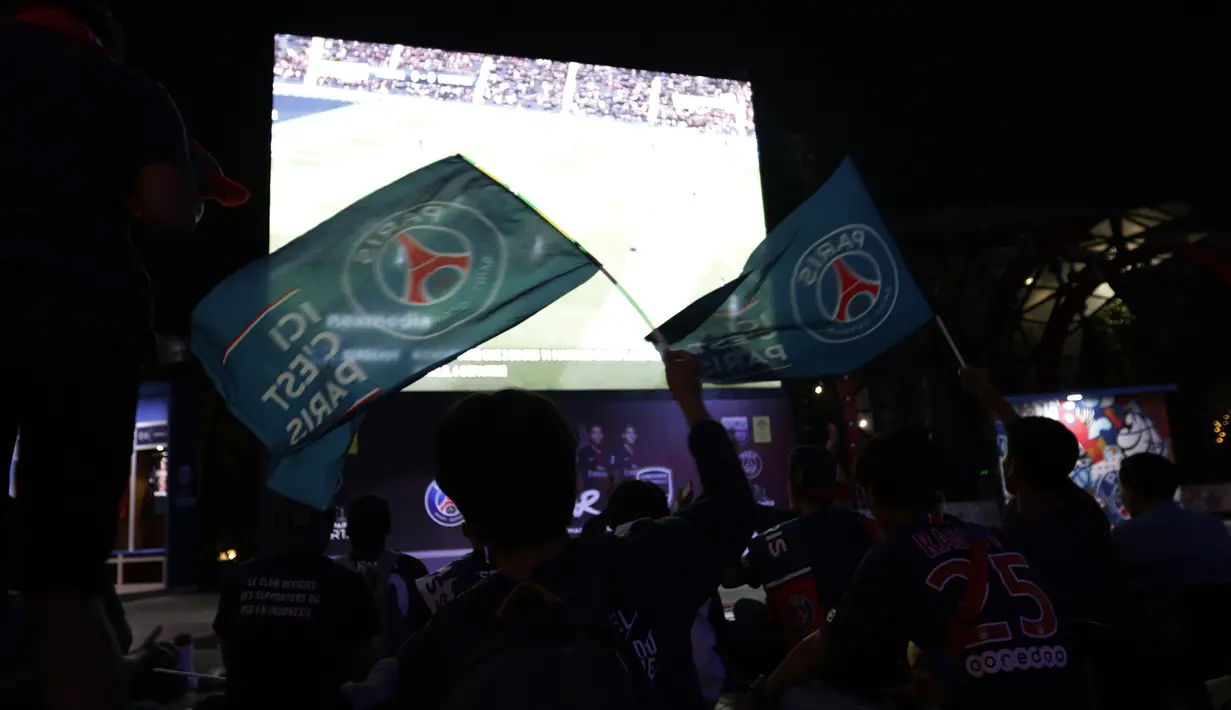 Suasana kemeriahan saat acara nonton bareng di Lippo Mall Kemang, Jakarta, Sabtu (9/2). Pada nobar itu PSG menang 1-0 atas Bordeaux. (Bola.com/Yoppy Renato)