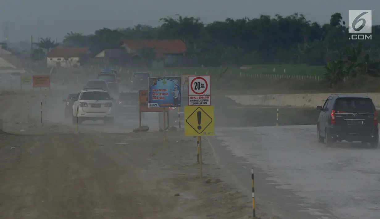 Suasana tol fungsional Brebes Timur-Batang, Jawa Tengah, Kamis (22/6). Diperkirakan akan mencapai puncaknya pada H-2 malam lebaran. (Liputan6.com/Gempur M Surya)