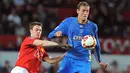 Striker Portsmouth, Peter Crouch (kanan) duel dengan bek Manchester United, Jonny Evans dalam laga Premiership di Old Trafford, Manchester, 22 April 2009. AFP PHOTO/ANDREW YATES