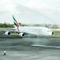 Kedatangan pesawat terbesar di dunia ini disambut meriah dengan menggunakan meriam air. Document/ Emirates.