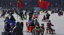 Warga menikmati hari yang cerah di Danau Houhai yang membeku di Beijing, Senin, 16 Januari 2023. Organisasi Kesehatan Dunia (WHO) telah mengimbau China untuk terus merilis informasi tentang gelombang infeksi COVID-19 setelah pemerintah mengumumkan hampir 60.000 kematian sejak awal Desember menyusul keluhan selama berminggu-minggu karena gagal memberi tahu dunia apa yang terjadi. (AP Photo/Andy Wong)