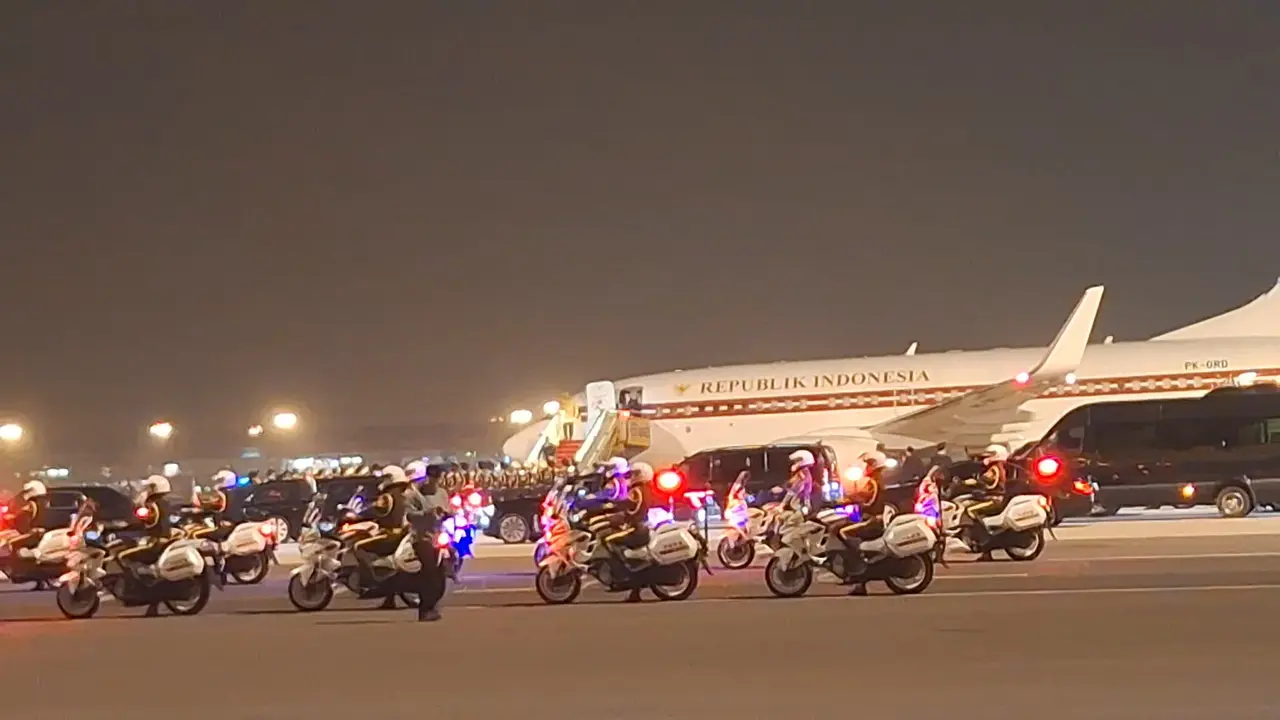 Presiden Prabowo Subianto bersama delegasi terbatas tiba di Beijing, China, dalam rangka melakukan kunjungan kenegaraan, Jumat (8/11/2024). (Liputan6.com/Lizsa Egeham)