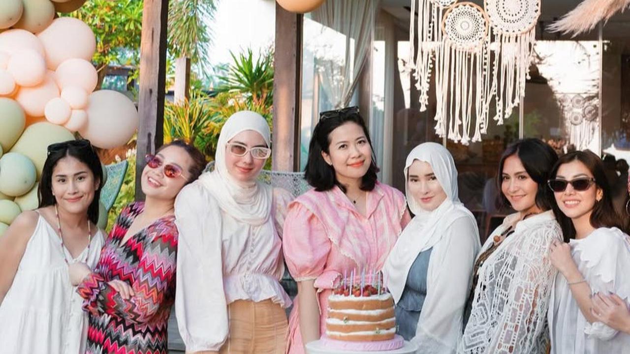Potret Nagita Slavina Rayakan Ultah Bestie di Bali, Menginap di Vila Mewah - Menawan Bak ABG Pakai Outer Rp18 Juta