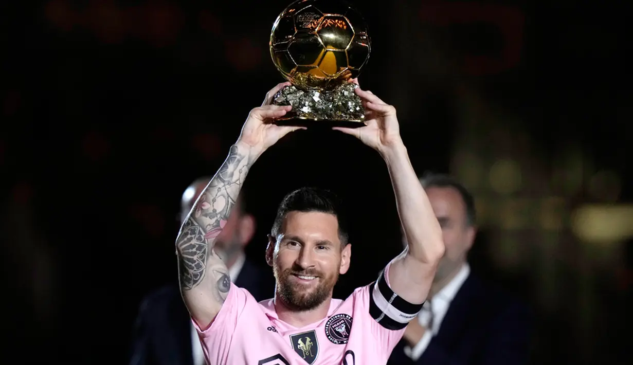 Setelah menerima jumlah poin sama dengan Haaland yang difavoritkan untuk menjadi pemenang, dari sistem pemberian nilai dari pemungutan suara yang didapat dari kapten-kapten timnas, para pelatih, pewarta, dan penggemar, Messi dinyatakan berhak memenangi penghargaan tersebut. (AP Photo/Lynne Sladky, File)