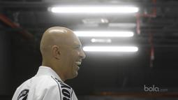 Legenda UFC, Royce Gracie, tersenyum saat pelatihan MMA di South Quarter, Jakarta, Senin (17/7/2017). Kedatangan pria asal Brasil tersebut untuk memberikan pelatihan sekaligus meresmikan Tatsujin MMA Indonesia. (Bola.com/M Iqbal Ichsan)