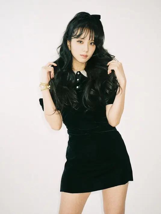 Penampilan super cute dari Jisoo BLACKPINK mengenakan little black dress berkerah. Yang lebih membuat penampilannya menggemaskan adalah tatanan rambut panjangnya yang dibuat bergelombang dan diambil setengah untuk dipony-tail, lalu diberi pemanis pita hitam. [Foto: Instagram/sooyaaa__]