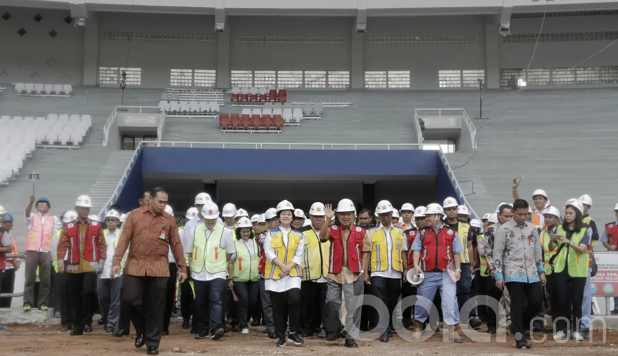 Wakil Presiden, Jusuf Kalla, meninjau renovasi Stadion Utama Gelora Bung Karno di Senayan, Jakarta, Minggu (26/3/2017). Proses renovasi venue ini untuk persiapan Jelang Asian Games 2018. (Bola.com/M Iqbal Ichsan)