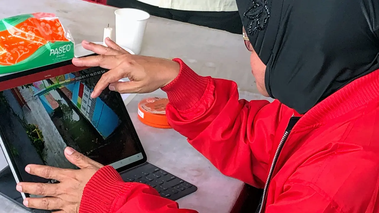 Wali Kota Surabaya Tri Rismaharini menyempatkan memantau pompa air di Surabaya melalui perangkat tablet yang sering kali dibawanya.