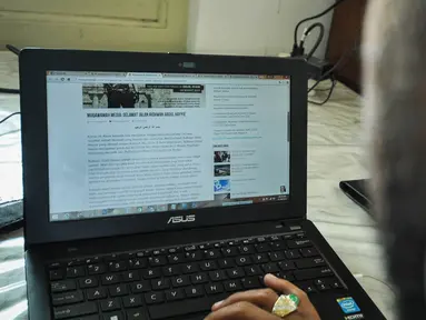 Warga membuka salah satu website yang belum diblokir oleh Kemkominfo di Jakarta, Rabu (1/4/2015). Kemkominfo memblokir 22 situs/website bernuansa radikal yang diadukan oleh Badan Nasional Penanggulangan Terorisme (BNPT). (Liputan6.com/Faizal Fanani)