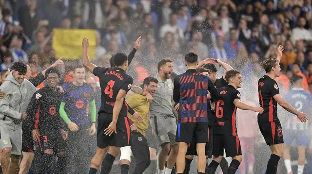 Para pemain Barcelona merayakan kemenangan setelah memenangkan pertandingan sepak bola liga Spanyol antara RCD Espanyol dan FC Barcelona di Stadion RCDE di Cornella de Llobregat, pada 15 Mei 2025.MANAURE QUINTERO / AFP