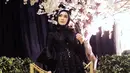 Selanjutnya adalah saat Fenita Arie tampil dengan gaun hitamnya. Nggak berlebihan, Fenita terlihat begitu cantik dan elegan. (Instagram/fenitarie)