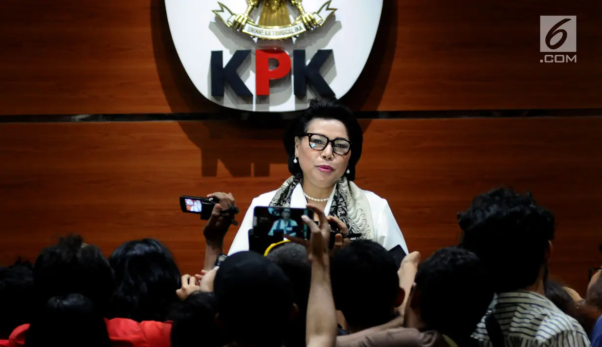Wakil Ketua KPK, Basaria Panjaitan menjawab pertanyaan usai memberi keterangan terkait penetapan tersangka baru terkait dugaan korupsi e-KTP di Jakarta, Rabu (10/1). KPK menetapkan dua tersangka baru yakni FY dan BST. (Liputan6.com/Helmi Fithriansyah)