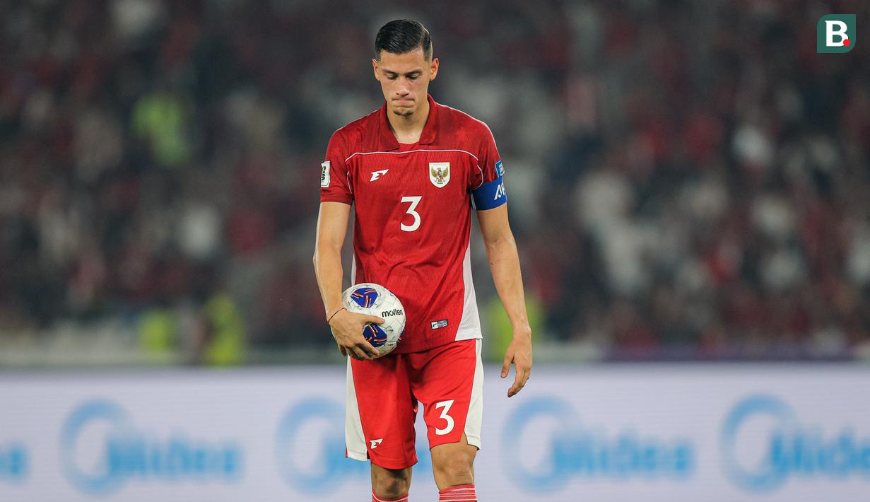 <p>Pemain Timnas Indonesia, Jay Idzes mengamankan bola saat wasit memberikan penalti untuk timnya dalam laga lanjutan putaran ketiga Kualifikasi Piala Dunia 2026 melawan China di Stadion Utama Gelora Bung Karno (SUGBK), Senayan, Jakarta, Selasa (05/06/2025). (Bola.com/Bagaskara Lazuardi)</p>