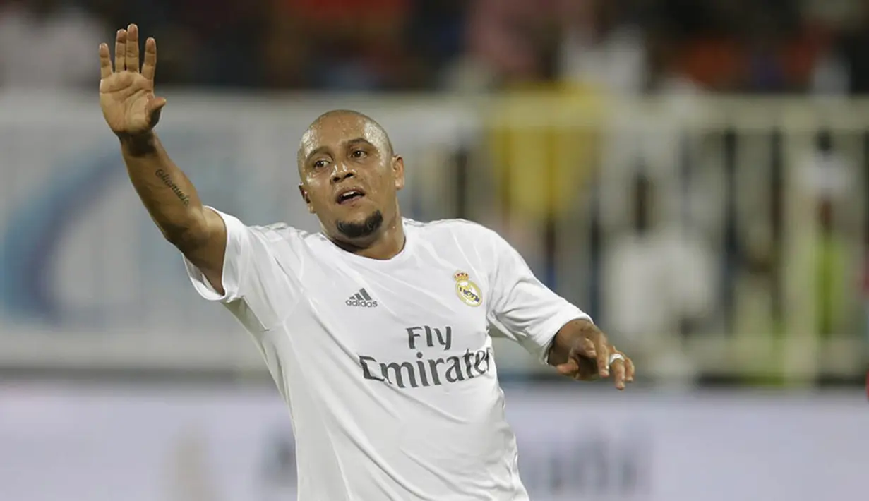 Penampilan legenda Real Madrid, Roberto Carlos, saat laga persahabatan melawan BaniYas FC di Abu Dhabi, UEA, Jumat (4/12/2015). (EPA/Ali Haider)