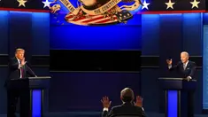 Moderator Chris Wallace (tengah) dari Fox News serta Presiden Donald Trump (kiri) dan calon presiden dari Partai Demokrat, mantan Wakil Presiden Joe Biden saat debat presiden pertama di Case Western University and Cleveland Clinic, Cleveland, Ohio, Selasa (29/9/2020). (AP Photo/Patrick Semansky)