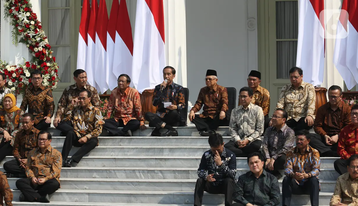 Presiden Joko Widodo atau Jokowi (tengah) didampingi Wakil Presiden Ma'ruf Amin memperkenalkan para menteri Kabinet Indonesia Maju di Istana Merdeka, Jakarta, Rabu (23/10/2019). Kabinet Indonesia Maju akan membantu Jokowi-Ma'ruf pada periode 2019-2024. (Liputan6.com/AnggaYuniar)