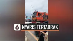 Video ini merekam momen sebuah mobil yang terpaksa berhenti tepat di atas jalur rel karena terjebak kemacetan. Di saat yang bersamaam sebuah kereta melintas dan nyaris menabrak mobil tersebut.