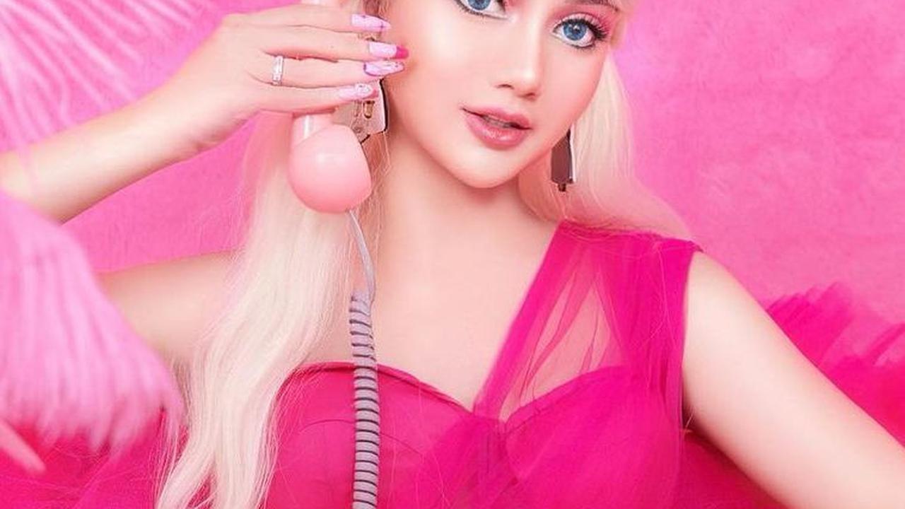 Make up di wajah Nanda terlihat lebih terang dibanding milik Tasya. Kulit seputih susu jadi salah satu higlight dari cosplay Barbie kali ini.