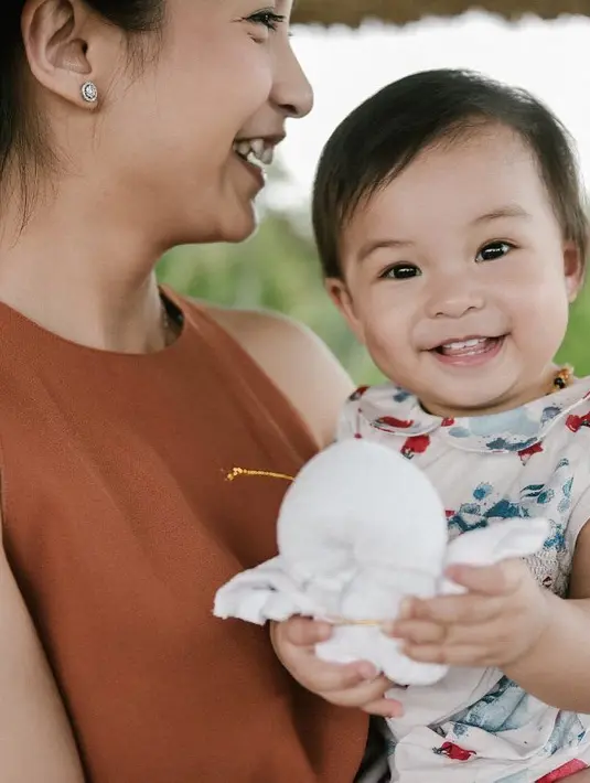 "Kalau endorsement enggak, karena aku pikir, apalagi Nastusha ini semakin besar semakin susah, dia mulai tahu kamera, kadang-kadang ada mood juga, kadang aku suka fotoin dia aja bad mood," kata Chelsea Olivia di kawasan Cilandak, dilansir dari Liputan6.