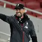 Pelatih Liverpool, Jurgen Klopp, memberikan arahan kepada pemainnya saat menghadapi Arsenal pada laga lanjutan Premier League pekan ke-36 di Emirates Stadium, Kamis (16/7/2020) dini hari WIB. Arsenal menang 2-1 atas Liverpool. (AFP/Glyn Kirk/pool)