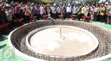 Wapres Jusuf Kalla (berpeci) bersiap meletakkan batu pertama  Tugu Peringatan Penyerahan Kedaulatan Kesultanan Siak kepada Republik Indonesia seusai puncak Hari Lingkungan Hidup 2016 di Kabupaten Siak, Riau, Jumat (22/7). (Liputan6.com/Faizal Fanani)