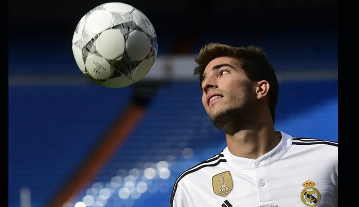 Lucas Silva menunjukkan aksinya saat diperkenalkan Real Madrid di Santiago Bernabeu, Madrid, Senin (26/1/2015). (AFP Photo/Pierre P Marcao)
