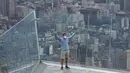 Seorang pria memandang cakralawa kota dari Edge, dek langit tertinggi di luar ruangan di Western Hemisphere saat dibuka kembali untuk umum di New York, Rabu (2/9/2020). Dek yang berada di lantai 100 menara utama Hudson Yards itu memiliki tinggi 1.100 kaki atau setara 335 meter (TIMOTHY A. CLARY/AFP)