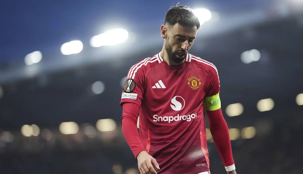 Pemain Manchester United, Bruno Fernandes dalam laga lanjutan Liga Europa 2024/2025 melawan Lyon di Old Trafford, Manchester, Inggris, Jumat (18/04/2025) dini hari WIB. (AP Photo/Jon Super)