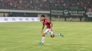 Stefano Lilipaly mencetak gol indah setelah mengecoh kiper Thanh Hoa pada Piala AFC 2018 di Stadion Kapten I Wayan Dipta, Gianyar, Bali, Rabu (7/3/2018). Bali United menang 3-1.  (Bola.com/NIcklas Hanoatubun)