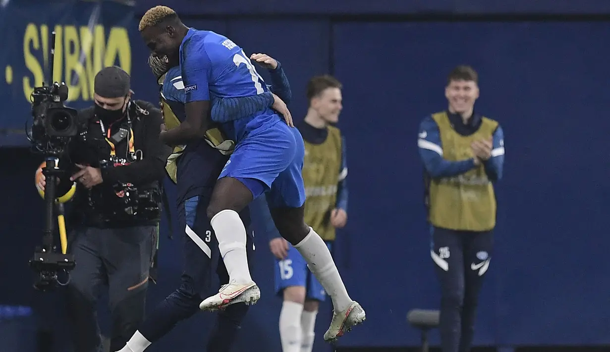 Pemain Molde FK, Datro David Fofana melakukan selebrasi bersama rekannya setelah mencetak gol penyeimbang 3-3 ke gawang TSG 1899 Hoffenheim pada laga 32 besar Liga Europa 2021/2023 di La Ceramica Stadium, Vila-real, 18 Februari 2021. Fofana kini menjadi pemain baru Chelsea setelah direkrut dari Molde FK dengan harga 12 juta euro pada bursa transfer Januari 2023. (AFP/Jose Jordan)