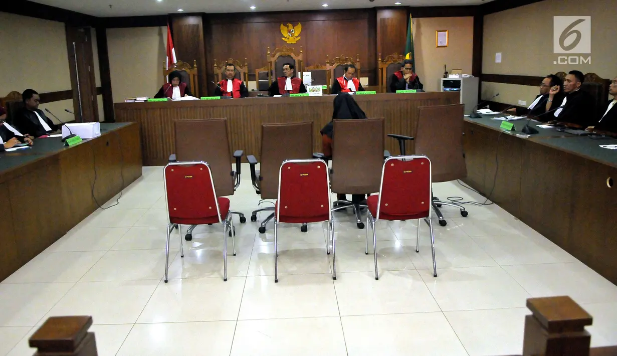 Suasana sidang vonis Banten Ratu Atut Chosiyah usai menjalani sidang vonis di Pengadilan Tipikor, Jakarta, Kamis (20/7). Ratu Atut terbukti melakukan tindakan korupsi dengan mengatur proses penganggaran pengadaan alkes Banten. (Liputan6.com/Helmi Afandi)