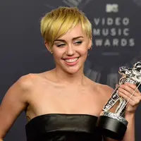Aktris dan penyanyi Miley Cyrus   sempat dikecam banyak orang   karena penampilannya yang tak   sesuai dengan usia. (AFP PHOTO/Frederic J. Brown)